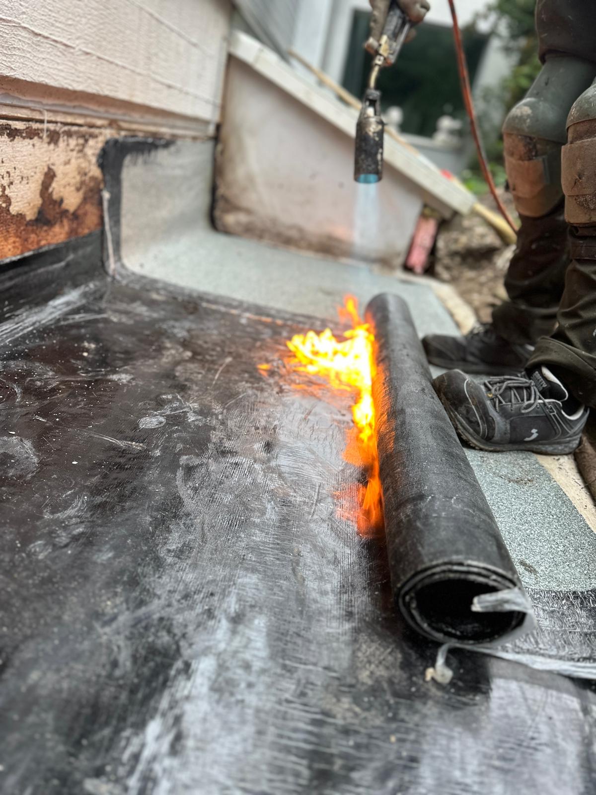Frisch abgedichtetes Flachdach mit sauberer Attika-Spenglerarbeit